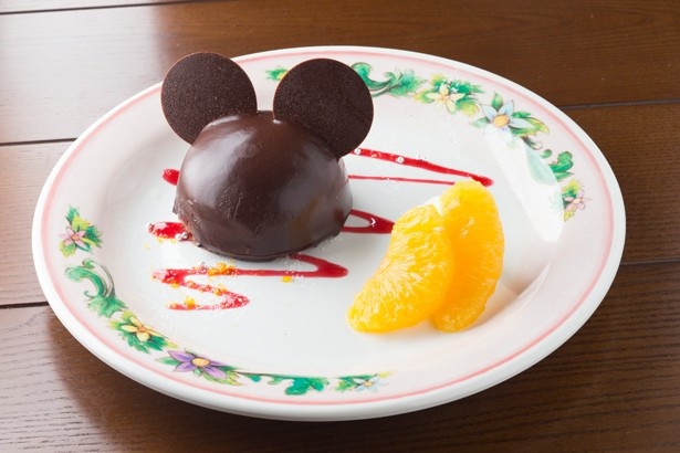 ビターなチョコレートムースに、ラズベリーソースがマッチ！「ミッキーマウスムースケーキ(チョコレート)」