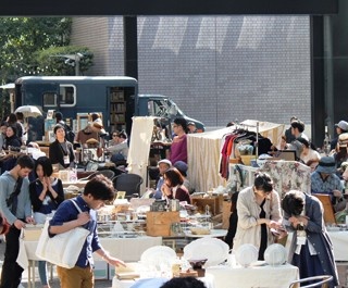 赤坂の蚤の市はオシャレなアンティークがズラリ