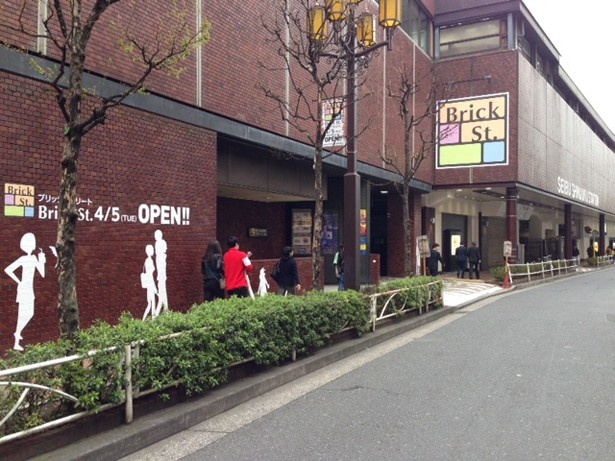 茶色の煉瓦作りが目印