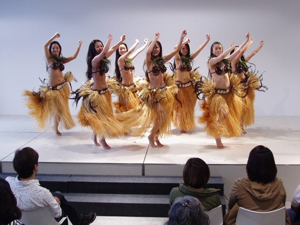 【写真を見る】夏を感じさせてくれるタヒチアンダンスショー