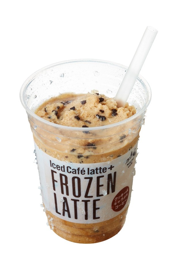 コーヒーマシンから「アイスカフェラテ」を注いで仕上げる「MACHI cafe フローズンラテ クッキー＆キャラメルコーヒー」(248円)
