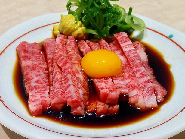 新鮮な卵をトッピングした「近江牛の黄金ユッケ」(税抜600円)