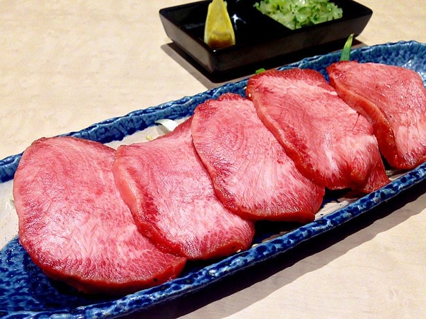 贅沢に分厚くカットされた「仙台風厚切り牛たん」(税抜1280円)