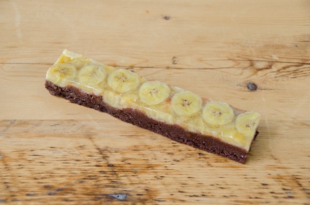 こだわりのチョコレートにバナナがマッチする「ガトーショコラスフレ・バナナ(バトン)」」(ECサイト価格・税抜1280円)