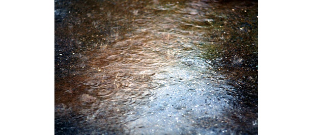 一旦“ゲリラ雷雨”になると、もう足元はビチョビチョ