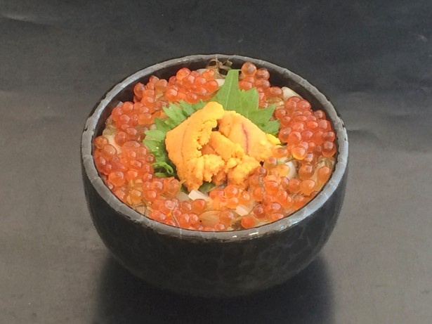 函館朝市で味わえる「函館朝市漁り火かごめ丼」(1800円)