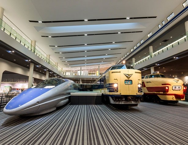 当時世界最速としてギネスブックにも載った「500系521形1号車」(写真左)は本館1Fで展示