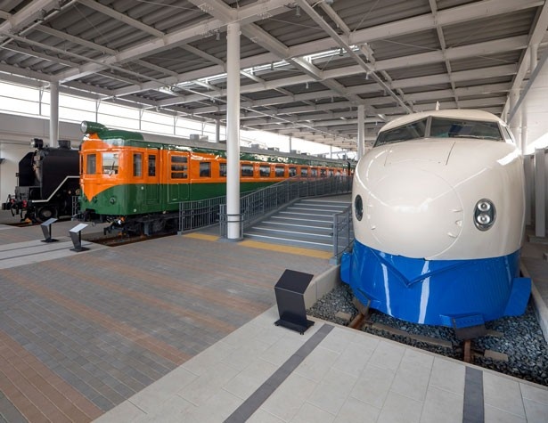初代新幹線車両(写真右）はプロムナードに展示されている