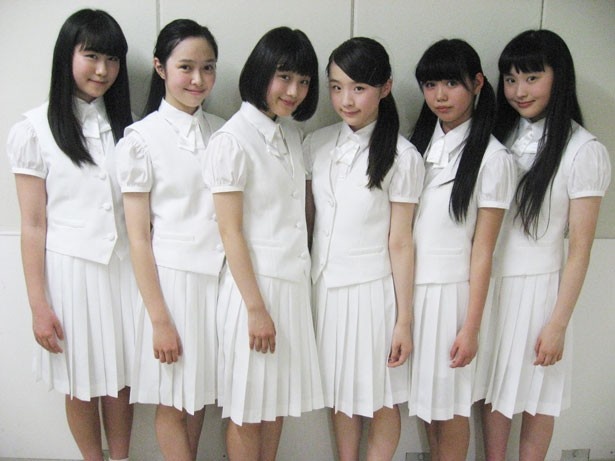 「アイドルネッサンス」の左から宮本茉凜・百岡古宵・石野理子・南端まいな・比嘉奈菜子・新井乃亜