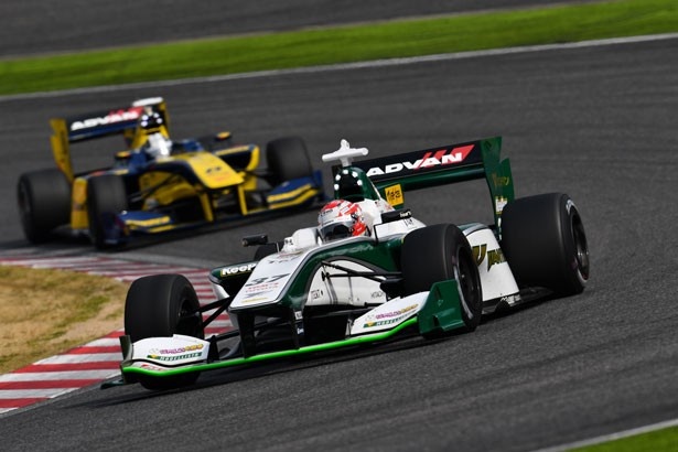 中嶋一貴(バンテリン チームトムス)が操るフォーミュラカーは、TOYOTA R14Aのエンジンを搭載