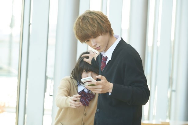 スマホを見せないように二階堂の頭をポンポン!