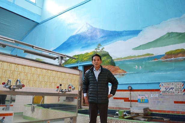 「京成小岩は静かで住みやすい。江戸川が近いのがいい」と話す「鶴の湯」店主・中山さん。富士山のペンキ絵は毎年塗り替えているそう