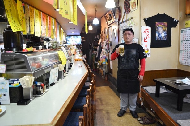 ご両親と共にお店に立つ、「大衆酒蔵はむら」の狭間幸生さん