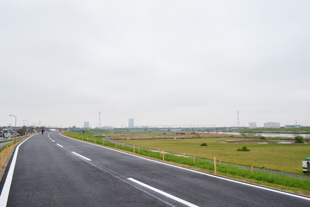 江戸川は京成小岩駅から徒歩圏内。河川敷が広く、堤防はきれいに整備されている