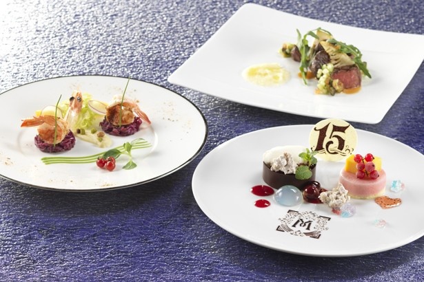 ベッラヴィスタ・ラウンジのランチコース(4940円)は全4品。メイン料理の1つである牛ランプのグリルには、クミンが香るホワイトアスパラガスのピュレを添えている