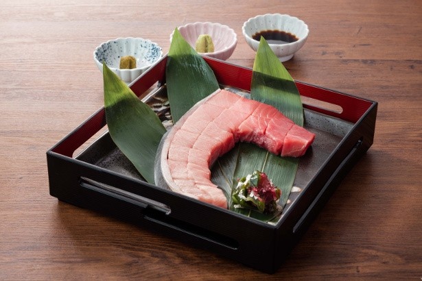 本マグロの赤身と脂ののった大トロを、刺身・炙り両方で味わえる「本まぐろ輪切り刺し(赤身～大トロ)」(税抜1990円～)