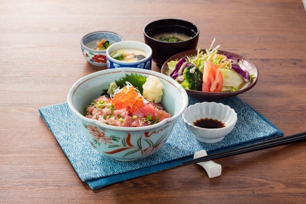 2種類のマグロが味わえる「まぐろ二色丼膳」(税抜1590円)