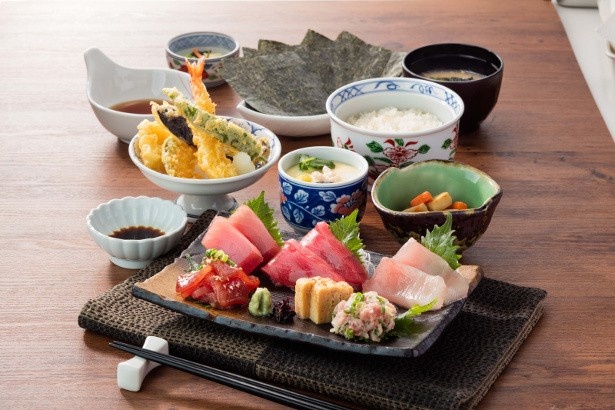 マグロの刺身を5通りの味わいで楽しめる「五種のまぐろ味くらべ御膳」(税抜2090円)