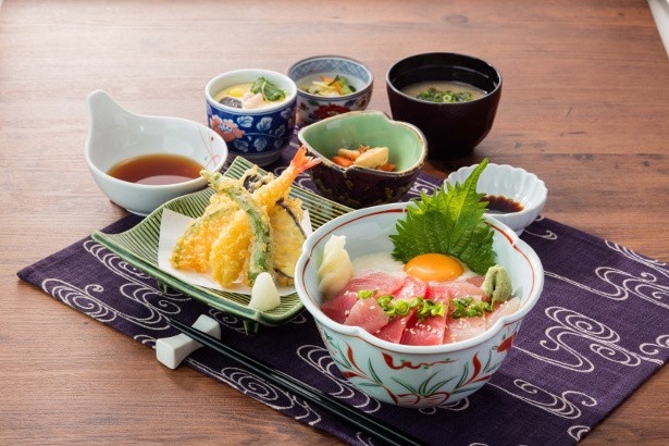 三種類のマグロにとろろをかけて、天ぷらまでが付いた「三種のまぐろやまかけ丼膳」(税抜1890円)