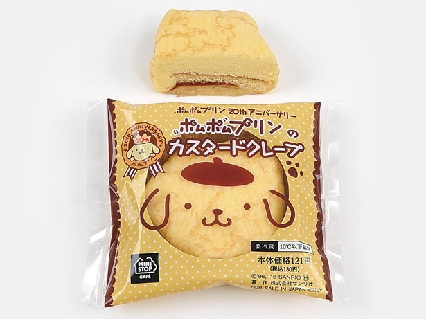 【写真を見る】「ポムポムプリンのカスタードクレープ」(130円)。クレープ皮の中には、カスタードムースとカラメルソースが入っている