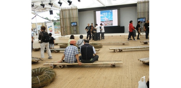 ステージを見るためのベンチも竹製