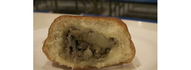 ピロシキを切ってみました。かなりの肉感でこれだけでもボリューム大です