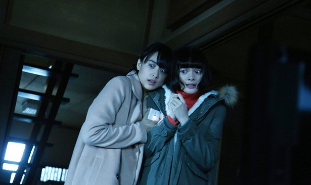 【写真を見る】貞子と伽椰子に挟まれ絶叫&怯え顔を披露している山本美月と玉城ティナ