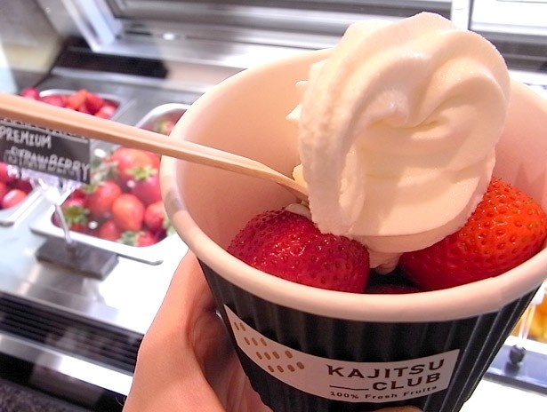 由仁町・はた農園で生産する幻のイチゴを使った「プレミアムストロベリー」(1200円)を試食。甘さの中に程よい酸味が潜んだ豊潤な味わい。価格もそれなりだがイチゴ好きは一食の価値あり