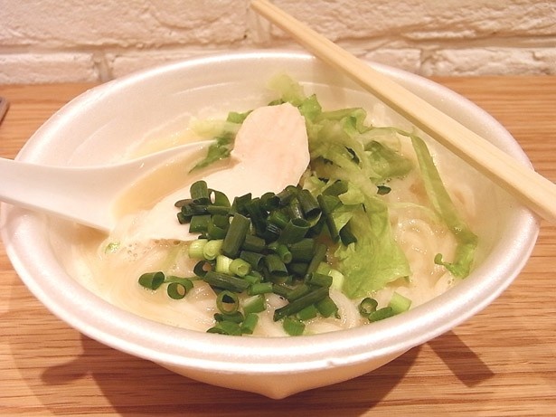 フォーを試食。地鶏のスープに北海道米の麺は、そこらで味わえないこだわりの1品。鶏の旨味やコラーゲンたっぷりのスープは優しい味わいで、気づけば最後の1滴まで飲み干していた