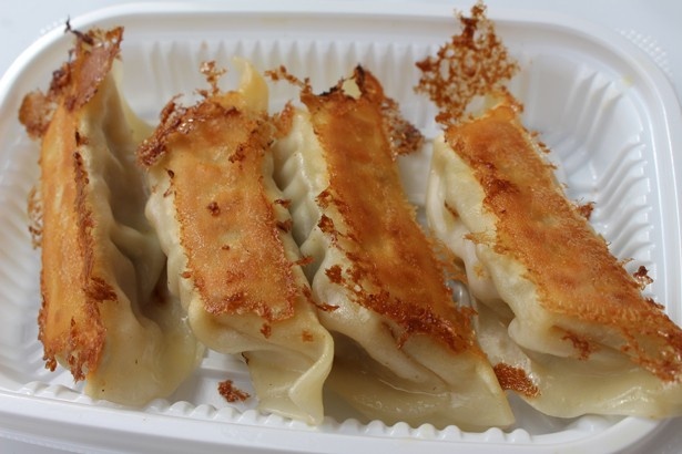 【写真を見る】宇都宮みんみんの焼餃子は、野菜がたっぷり入ったバランスの良い味わい。パリパリとした羽根の食感も絶妙！