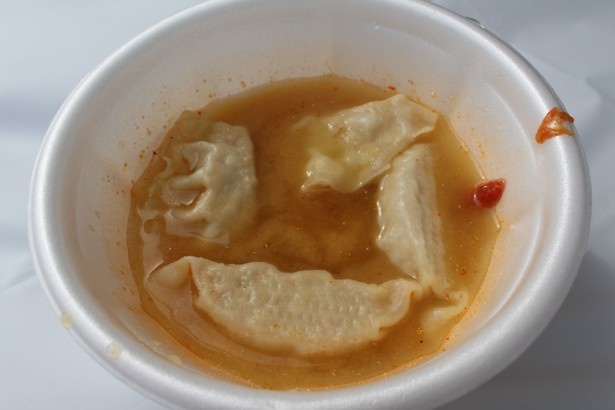 青源が提供する、味噌スープ餃子。伝統味噌とゆず酢の酸味が織り成すハーモニーは、他では出会えないおいしさだ