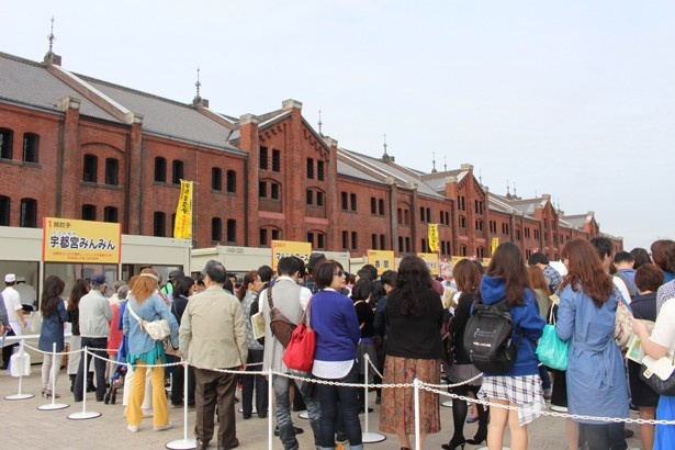 宇都宮みんみんのブース前には、イベント開始直後から長蛇の列ができていた