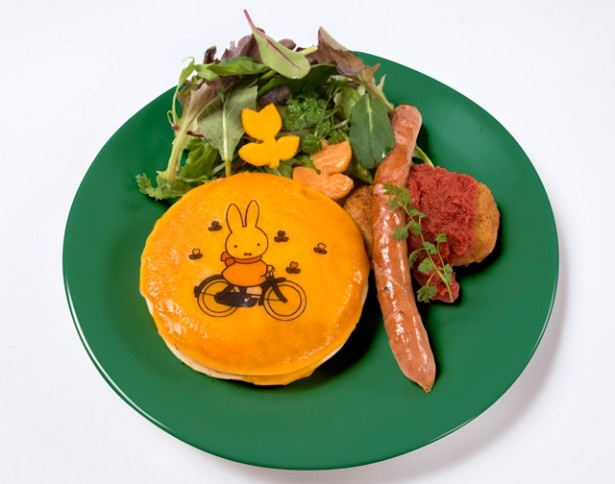 「お花畑をサイクリング♪チーズパンケーキ」(税抜1180円)。チェダーチーズのかかったパンケーキの中にはベーコンが入る