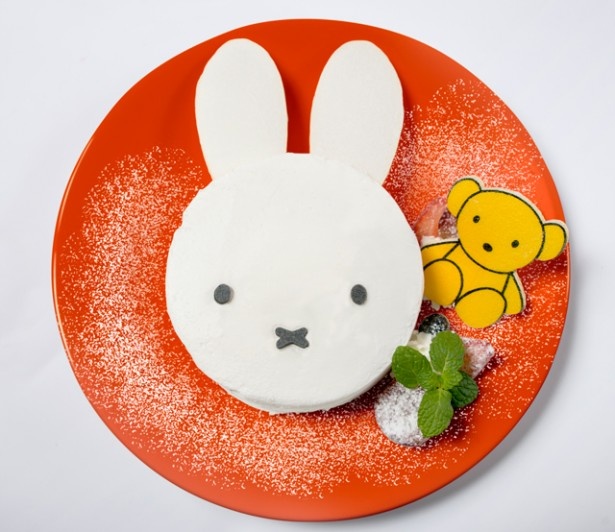 大きなミッフィーの顔の「ミッフィーのおばけシフォンケーキ?!」(税抜1380円) 。キャロットシフォンケーキに生クリームをオン！