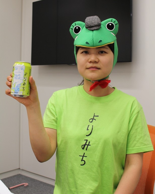 新作「よりみち」をアピールする、ヤッホーブルーイングの広報担当者。写真を撮る時は無表情がルールなのだとか