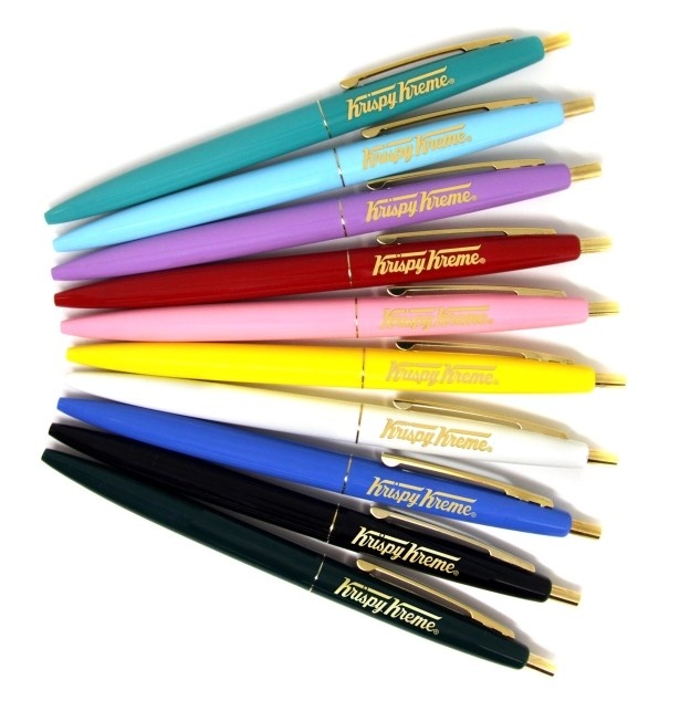【写真を見る】10色の本体カラーから選べる「クリスピー・クリーム・ドーナツ オリジナル BICペン」(280円)はこちら
