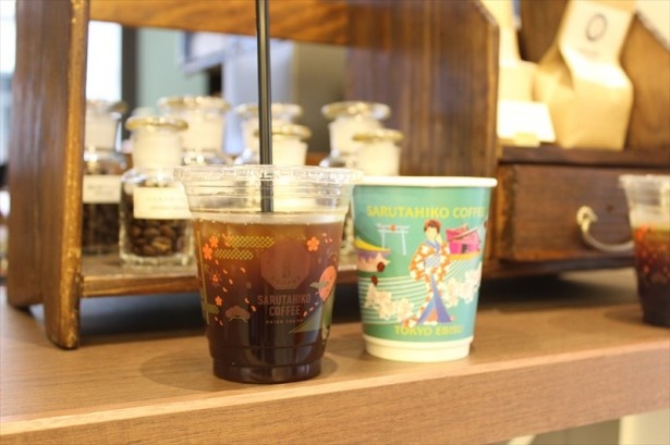 1階の猿田彦珈琲ではBEAMS JAPAN限定のジャパンブレンドが味わえる。水出しのアイスはクリアカップ、ホットはグリーンのカップで提供