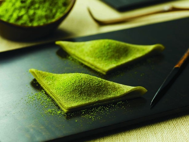 北海道小豆を合わせたお抹茶餡を抹茶生地で包んだ「辻利 生八ッ橋」