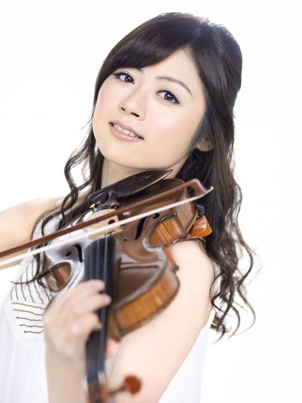 式典でバイオリンを披露する松尾依里佳