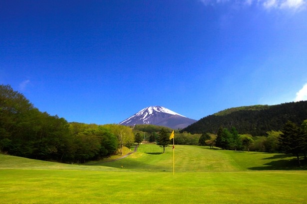 本物のゴルフコースを実際に使用。雄大な富士山を望んでのプレーを楽しみたい