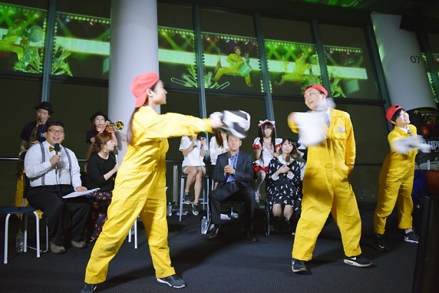 ド派手なダンスパフォーマンスが繰り広げられた