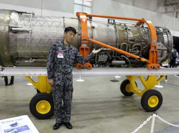 現役戦闘機「F-15J/DJ」のジェットエンジンをPRする航空自衛隊の広報担当者