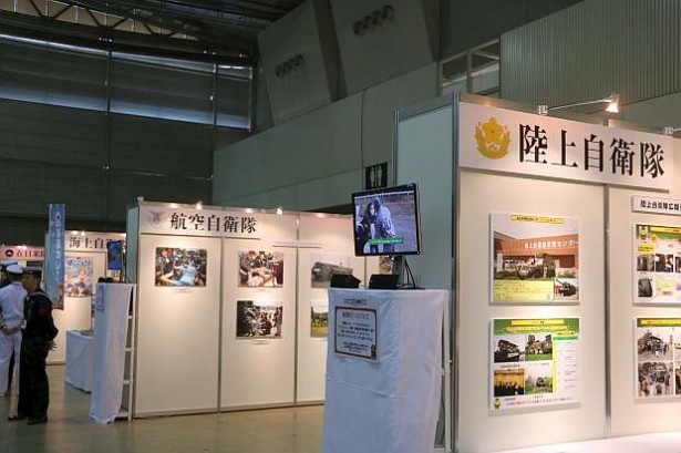 熊本県での活動の様子をパネルにして展示しているコーナーも