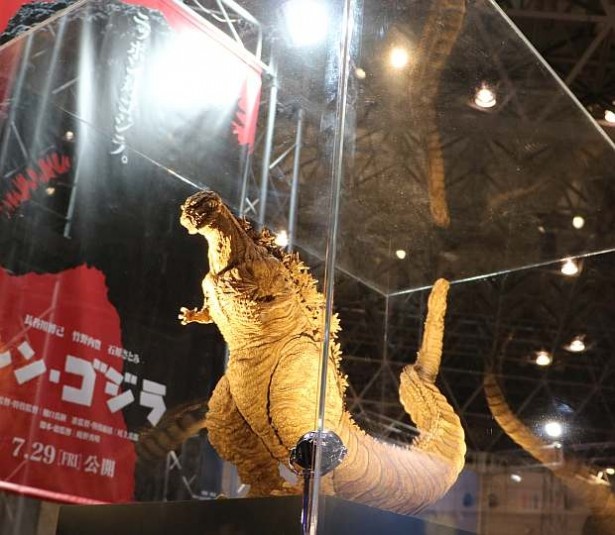 【写真を見る】迫力満点のシン・ゴジラ1号雛型！