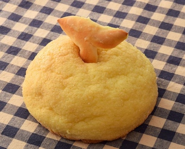 【写真を見る】かわいらしい見た目！市原SA(上り線)の「へた付きメロンパン」(250円)