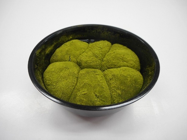 わらび餅で黒蜜を包み、抹茶粉をまぶした「シェリエドルチェ 黒蜜を包んだ抹茶わらび餅」(230円)は6月7日(火)発売