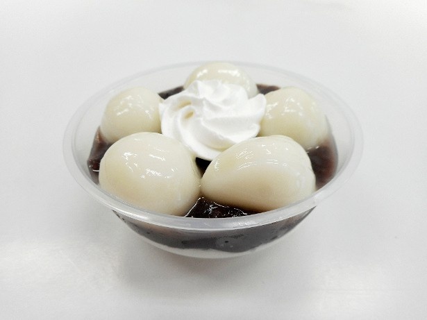 北海道産しゅまり小豆を使用したぜんざい餡に、もちもちとした白玉をのせた「シェリエドルチェ 大きな白玉ぜんざいホイップクリーム入り」(260円)は6月14日(火)発売