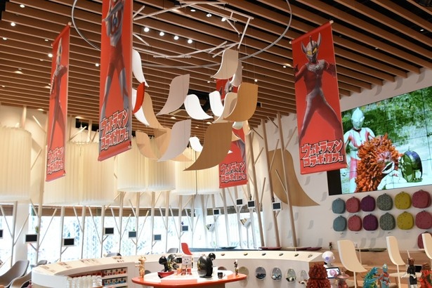 ウルトラヒーローたちで埋め尽くされる店内