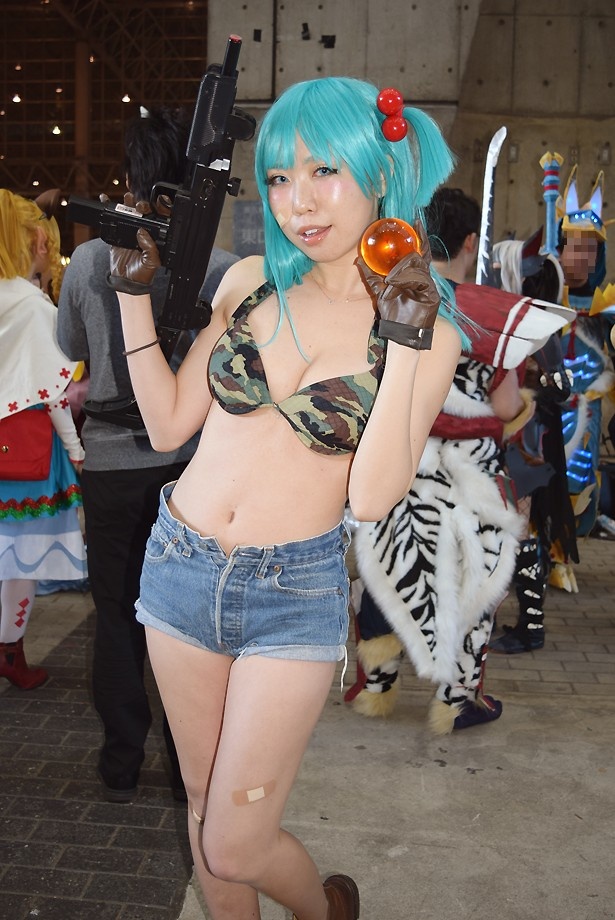 「ドラゴンボール」のブルマに扮する うさこさん