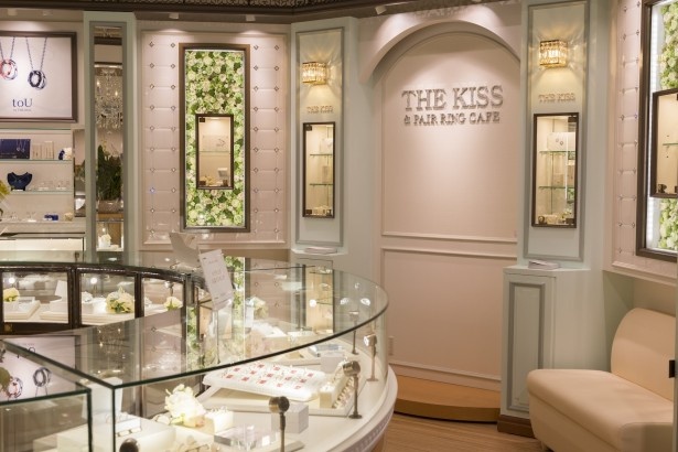 カップル向けのペアアクセサリーを中心に手がけるブランド、THE KISSの新業態THE KISS＆PAIR RING CAFEもデビュー